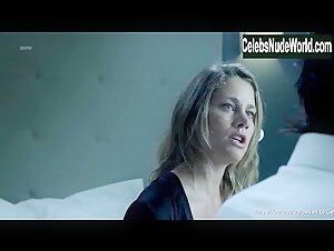 Lisi Linder in La victima numero 8 (series) (2018) 15