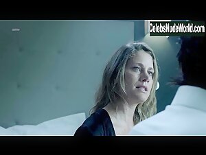 Lisi Linder in La victima numero 8 (series) (2018) 16