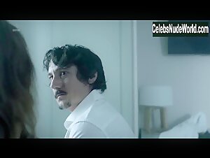 Lisi Linder in La victima numero 8 (series) (2018) 17