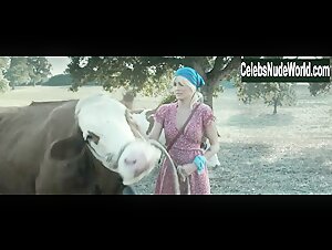 Liz Solari in Sei mai stata sulla luna (2015) 15