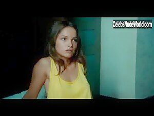 Lola Le Lann in Un moment d'egarement (2015) 19