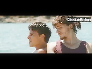 Lou de Laage in L'attesa (2015) 19