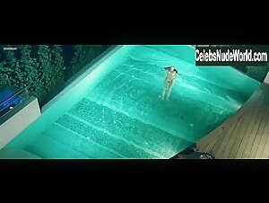 Louise Bourgoin in Blanc comme neige (2010) 11