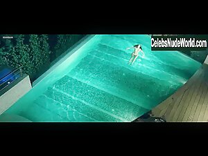 Louise Bourgoin in Blanc comme neige (2010) 15