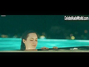 Louise Bourgoin in Blanc comme neige (2010) 2