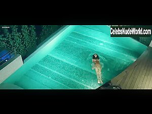 Louise Bourgoin in Blanc comme neige (2010) 7