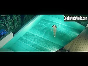 Louise Bourgoin in Blanc comme neige (2010) 9