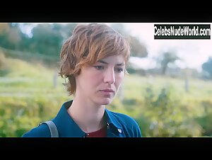 Louise Bourgoin in Je suis un soldat (2015) 1