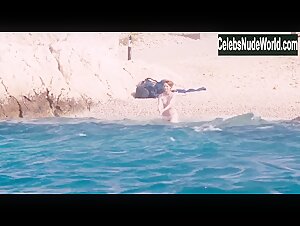 Louise Bourgoin in Je suis un soldat (2015) 16