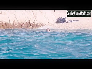 Louise Bourgoin in Je suis un soldat (2015) 18