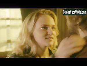 Madeline Brewer Blonde , Kissing in Hemlock Grove (series) (2013) 4