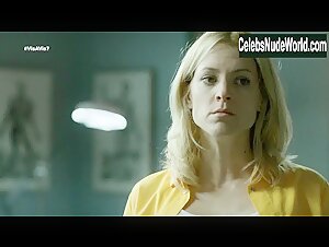 Maggie Civantos in Vis a vis (series) (2015) 12