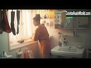 Maria Pedraza in A quien te llevarias a una isla desierta (2019) 14