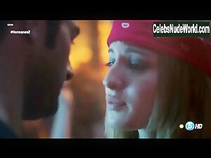 Maria Valverde in Hermanos (series) (2014) 1