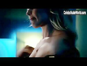 Margot Robbie cleavage, hot scene in Focus (2015) 1
