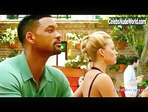 Margot Robbie cleavage, hot scene in Focus (2015) 15