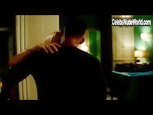 Margot Robbie cleavage, hot scene in Focus (2015) 19