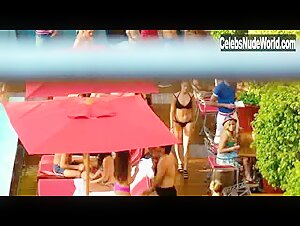 Margot Robbie cleavage, hot scene in Focus (2015) 9