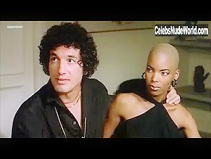 Marie Claude Joseph in La casa sperduta nel parco (1980) 1