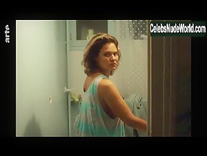 Marie Denarnaud in L'age tendre (short) (2019) 14