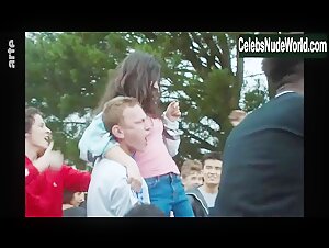 Marie Denarnaud in L'age tendre (short) (2019) 20