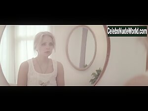 Marta Gastini in Autumn Lights (2016) 19