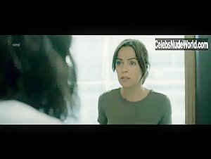 Marta Milans in El embarcadero (series) (2019) 20