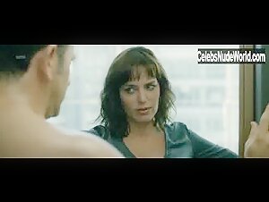 Marta Milans in El embarcadero (series) (2019) 4