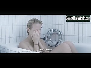 Marta Nieradkiewicz in Plynace wiezowce (2013) 19