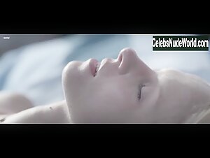 Marta Nieradkiewicz in Plynace wiezowce (2013) 9