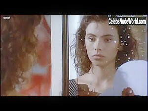 Mathilda May in La passerelle (1988) 13