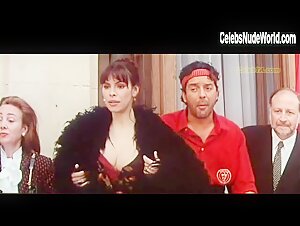 Mathilda May in La teta y la luna (1994) 13