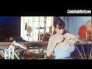Mathilda May Nipple , Brunette in La teta y la luna (1994) 18
