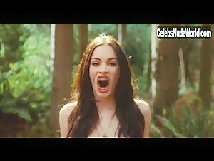 Megan Fox Outdoor , Flasing boobs in Jennifer's Body (2009) 13