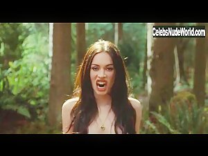 Megan Fox Outdoor , Flasing boobs in Jennifer's Body (2009) 17