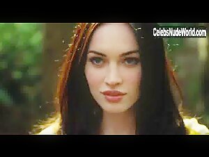 Megan Fox Outdoor , Flasing boobs in Jennifer's Body (2009) 7