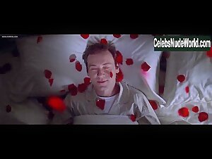 Mena Suvari Explicit , Sensual in American Beauty (1999) 11