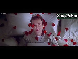 Mena Suvari Explicit , Sensual in American Beauty (1999) 12