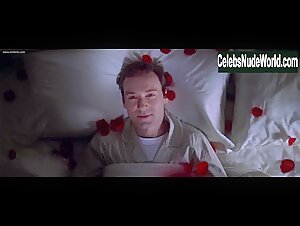 Mena Suvari Explicit , Sensual in American Beauty (1999) 8