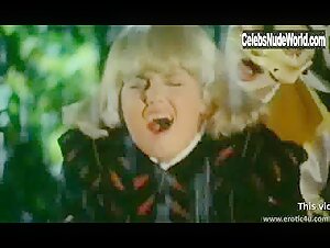 Michela Miti Outdoor , Butt in Dolce pelle di Angela (1986) 18
