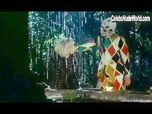 Michela Miti Outdoor , Butt in Dolce pelle di Angela (1986) 3