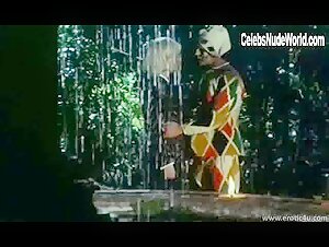 Michela Miti Outdoor , Butt in Dolce pelle di Angela (1986) 5