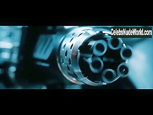 Milla Jovovich in Resident Evil: Apocalypse (2004) 4