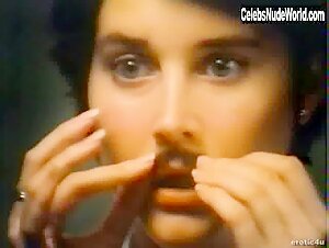 Missy O'Shea boobs , Mirror in New York Nights (1984) 17