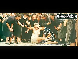 Monica Bellucci in Malena (2000) 19