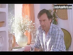 Monica Broeke Butt , Explicit in Premiers desirs (1984) 15