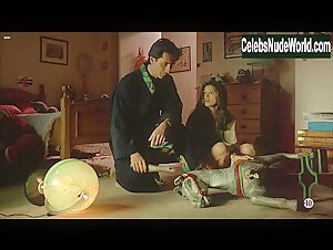Nadia Fares Kissing , Bathtub in Elles n'oublient jamais (1994) 18