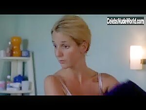 Natacha Regnier in Tout va bien, on s'en va (2000) 19
