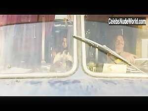 Natalia Avelon Outdoor , Nipple in Das wilde Leben (2007) 14