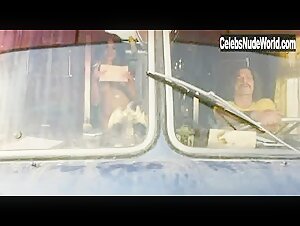 Natalia Avelon Outdoor , Nipple in Das wilde Leben (2007) 16